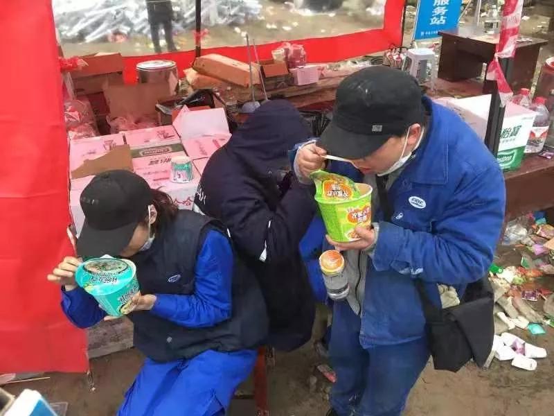 武船集团援建突击队员通宵作业后，2月2日晨在施工现场吃早餐